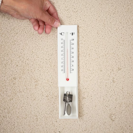 Buitenthermometer en sleutelverstopplaats 